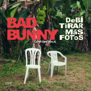 Imagen promocional del cortometraje "Debí Tirar Más Fotos" de Bad Bunny, con dos sillas plásticas blancas en un entorno natural con plantas de plátano al fondo.