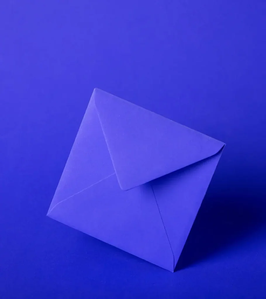Sobre azul cerrado sobre fondo azul minimalista
