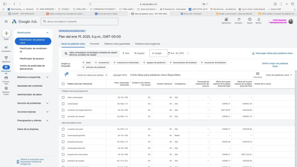 Captura de pantalla del Planificador de Palabras Clave de Google Ads, mostrando ideas de palabras clave como "robot cortacésped", "cortadora de césped" y "podadora de pasto", junto con métricas de búsqueda y costos por clic.