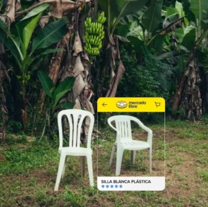 Dos sillas plásticas blancas en un entorno natural con plantas de plátano al fondo, acompañadas de una interfaz de Mercado Libre que destaca la venta de una "Silla Blanca Plástica" con calificación de 5 estrellas.