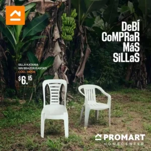 Dos sillas plásticas blancas en un entorno natural con plantas de plátano al fondo, acompañadas de una promoción de Promart Homecenter con el texto: "Debí comprar más sillas", destacando el modelo "Silla Katania sin brazos Kantati" a un precio de $6.15.