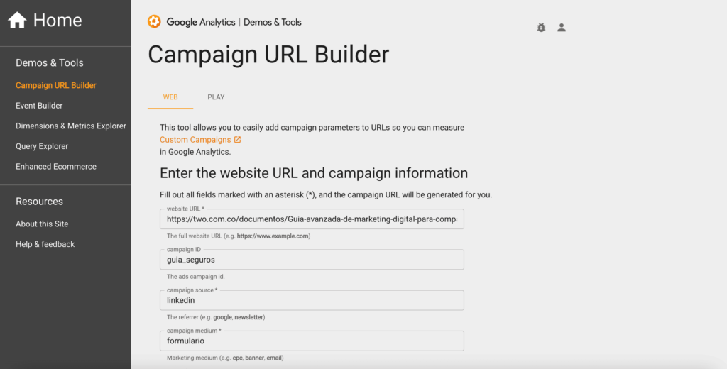 Interfaz de Google Analytics Campaign URL Builder con la configuración de una campaña de marketing digital para la Guía avanzada de seguros.